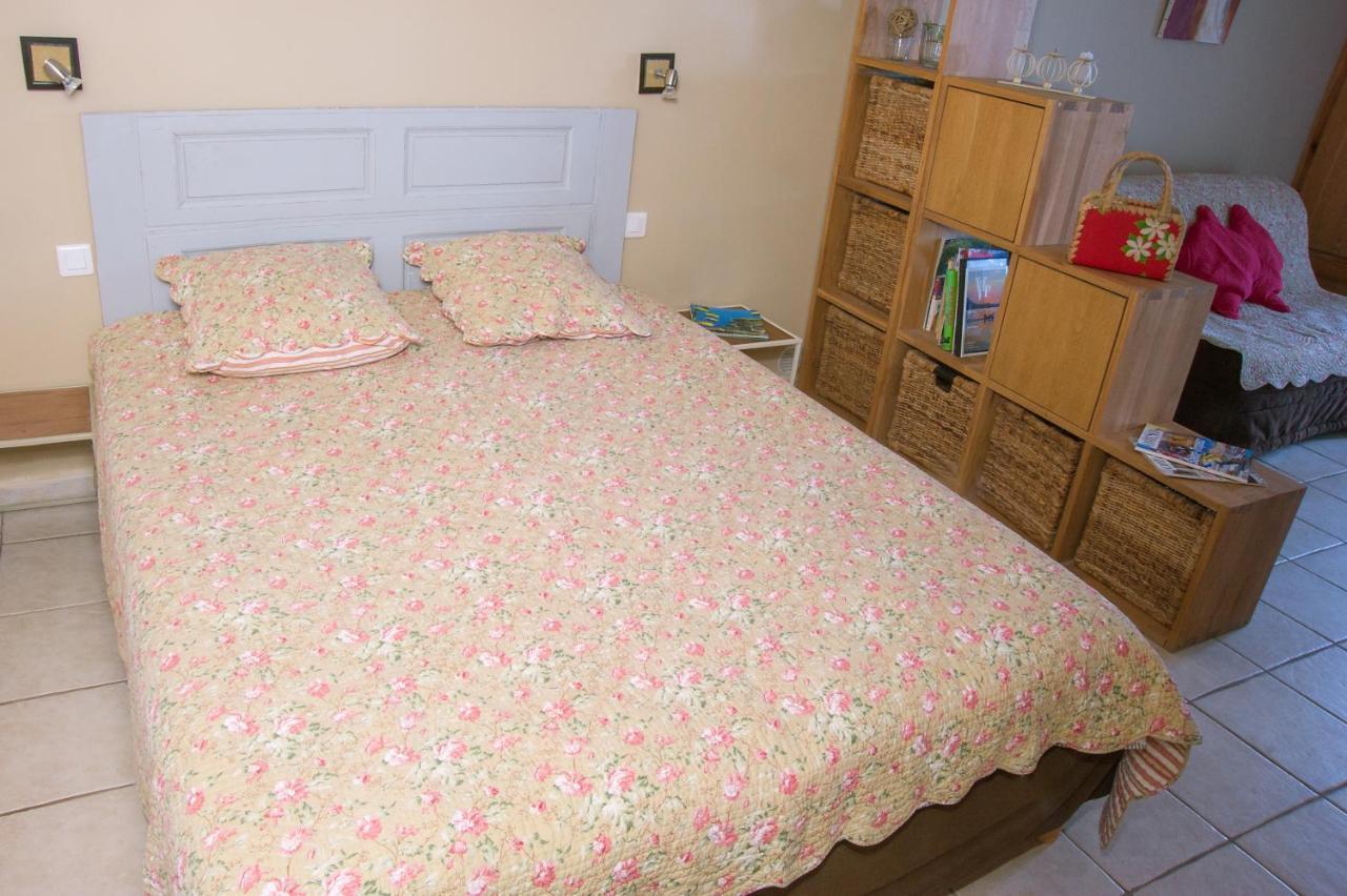 Bed And Breakfast La Maison De Nathalie Les Mayons Exterior photo